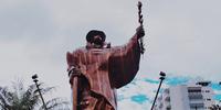 Monumento pesa aproximadamente nove toneladas, medindo 14 metros de altura e 5,75 metros de largura