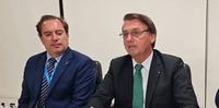 O presidente Jair Bolsonaro em live, ao lado do ex-presidente da Caixa, Pedro Guimarães