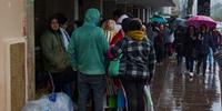 Pessoas passam a madrugada para fazer registro do CadÚnico em Porto Alegre 