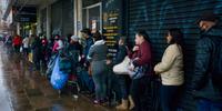 Pessoas passam a madrugada para fazer registro do CadÚnico em Porto Alegre