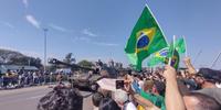 Desfile foi acompanhado por civis