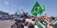 O público chegou cedo na avenida Edvaldo Pereira Paiva para acompanhar o desfile