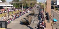 Desfile em Uruguaiana teve público estimado em 16 mil pessoas na avenida Presidente Vargas 