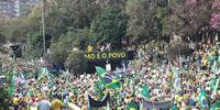 Muitas pessoas com bandeiras do Brasil e roupas verde-amarelas acompanham ato no Parcão