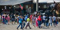 Escolas levaram alunos para conhecer o Acampamento Farroupilha nesta quinta-feira