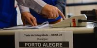 Votos sorteados foram digitados publicamente por um operador na urna eletrônica