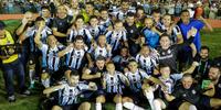 Jogadores do Grêmio comemoram o acesso para a elite do futebol brasileiro