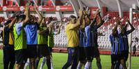 Renato e os jogadores foram saudar os torcedores do Grêmio presentes nos Aflitos