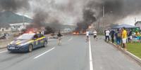 Queima de pneus bloqueia via em Santa Catarina 