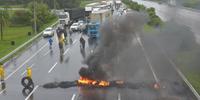 Ato ocorreu em meio a negociações entre caminhoneiros e a PRF para liberar vias federais