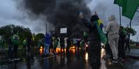 Manifestantes atearam fogo em pneus para interromper o trânsito no local