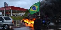 Manifestantes queimam pneus e bloqueiam estradas no RS