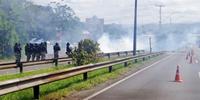 BR 116 tem conflito entre manifestantes e tropa de choque da PRF em Novo Hamburgo 