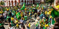 Grupo durante ato em frente ao Comando Militar do Sul, no centro de Porto Alegre