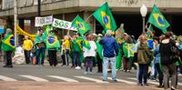 Manifestantes se reúnem em frente ao Comando Militar do Sul (CMS) no Centro Histórico da Capital