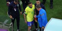 Neymar deixa campo com dores no tornozelo e vira preocupação para o Brasil