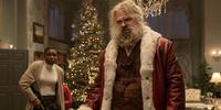 Papai Noel realmente existe, e interpretado por David Harbour, é um homem de meia idade, alcóolatra e amargurado com a vida