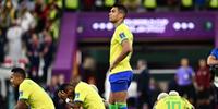 Casemiro desolado após a eliminação do Brasil na Copa do Mundo