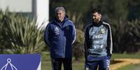 Burrochaga e Messi conversam durante um treino da seleção, em 2018