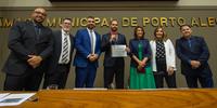 Eduardo Bolsonaro recebeu a homenagem em mãos