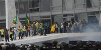 Grupos radicais invadiram o Congresso, o STF e o Palácio do Planalto neste domingo