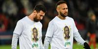 Messi e Neymar com camisas em homenagem a Pelé