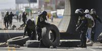 Policiais desbloqueiam rodovia Pan-Americano, em La Joya