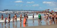 Com temperatura de 28 graus, sem nuvens e sem vento, a praia ficou completamente lotada