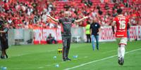 Mano Menezes na beira do gramado do Beira-Rio