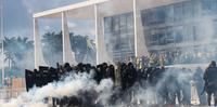 Policiais em embate com manifestantes, durante entrada no Palácio do Planalto, em janeiro