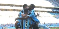 Grêmio 100%: jogadores se abraçam no gol de Cristaldo