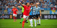 Alan Patrick comemora gol marcado no Gre-Nal 438